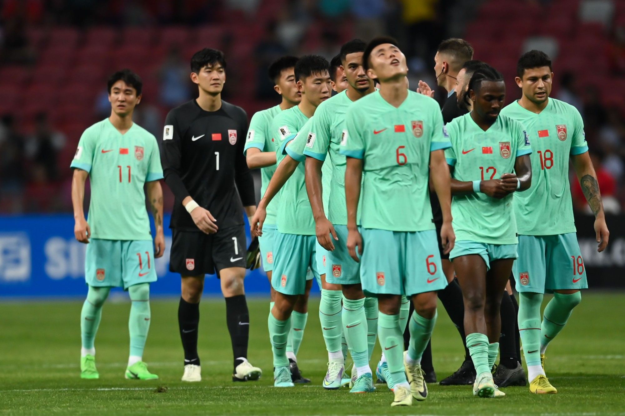 关于国内足球联赛阵容调整灵活，球队整体表现亮眼的信息