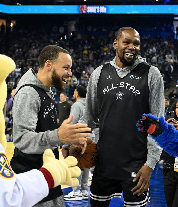 NBA球员云集全明星周末活动，嘉年华热闹