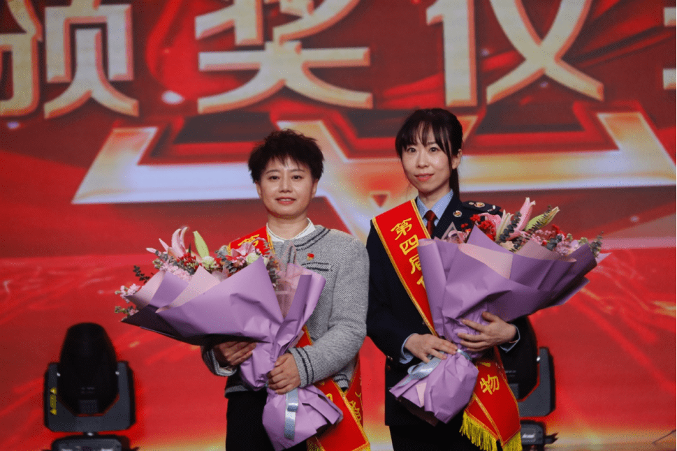 领奖仪式感人至深，动人瞬间感动无数观众