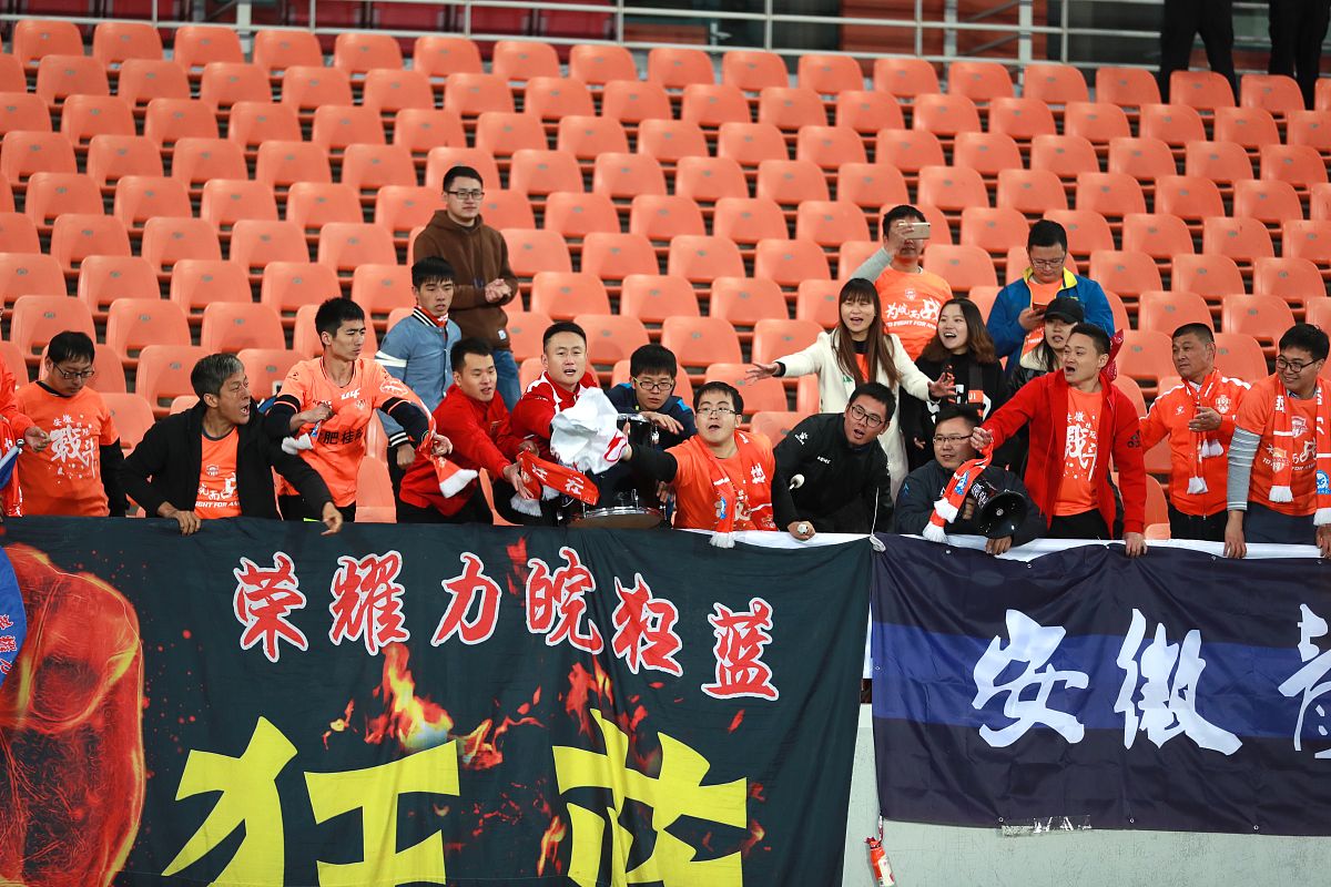 包含队员团结奋斗，国内足球联赛精神可嘉的词条