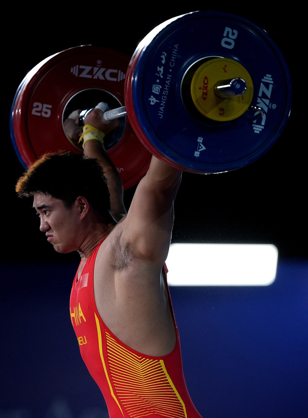 开云下载-希腊男子举重选手力挺突破，获得冠军