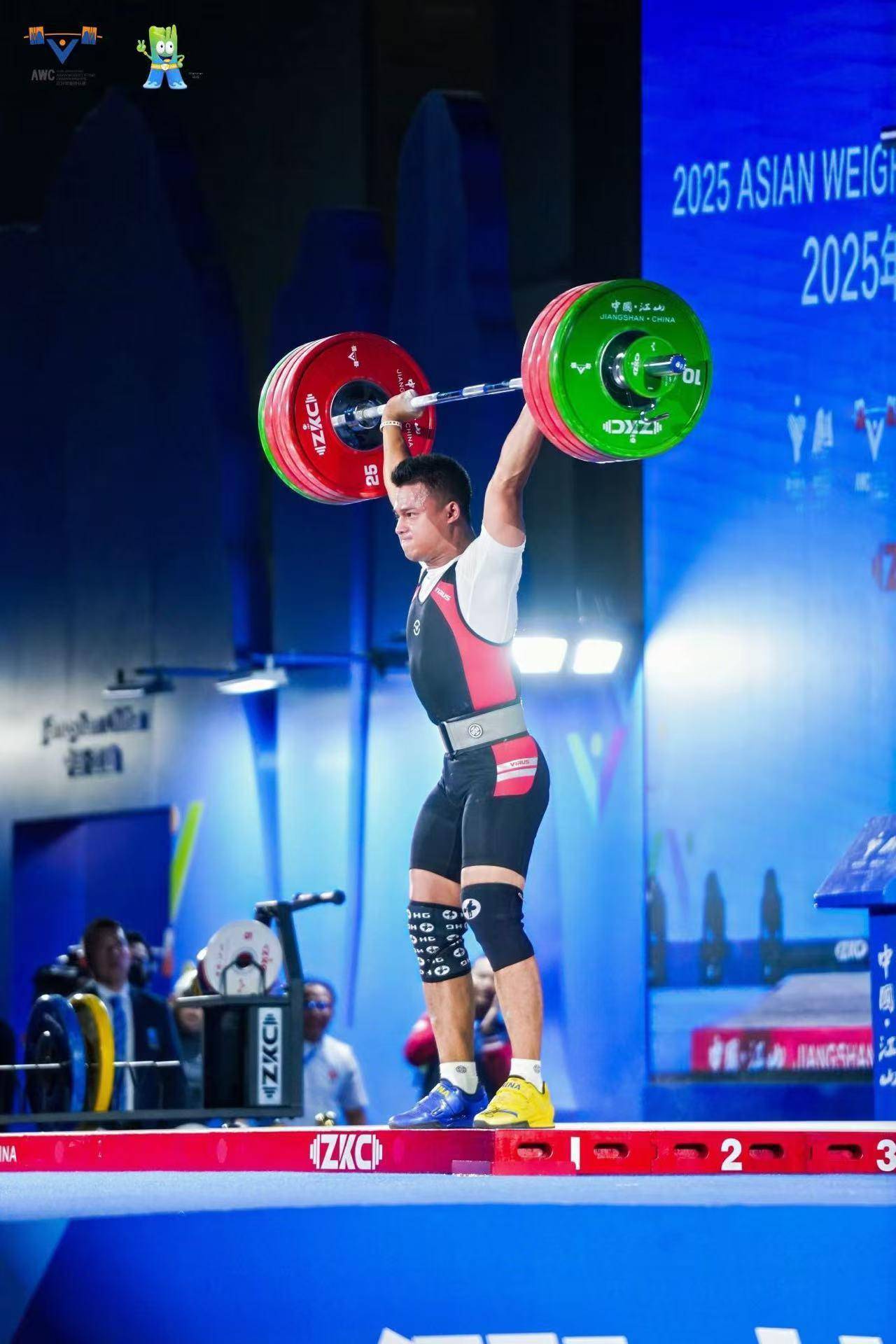 希腊男子举重选手力挺突破，获得冠军