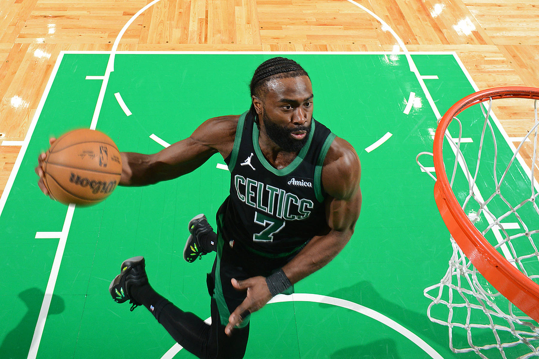 凯尔特人击败步行者，取得胜利