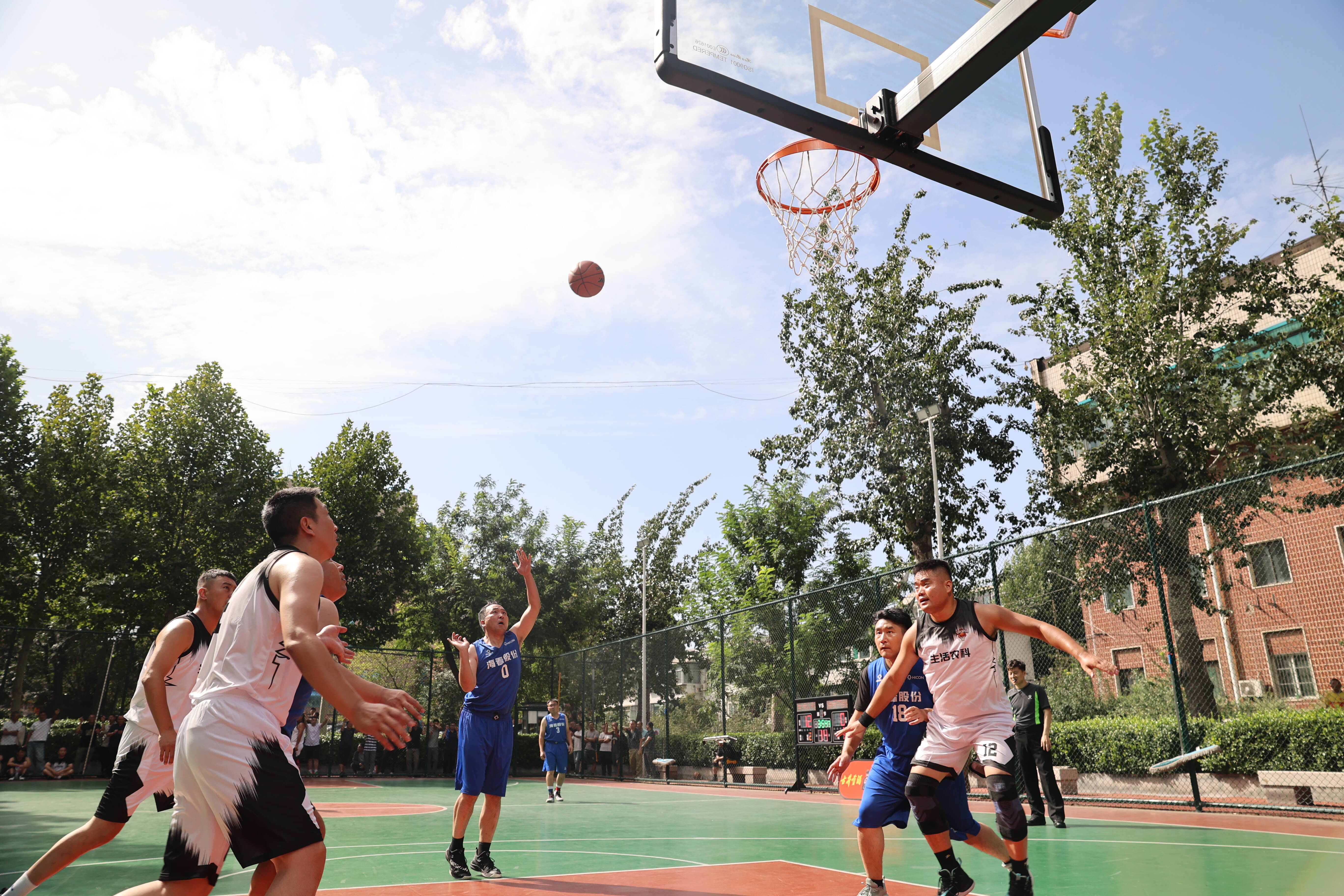 开云体育下载-顶尖篮球选手比拼在赛场上，激烈火拼展现实力