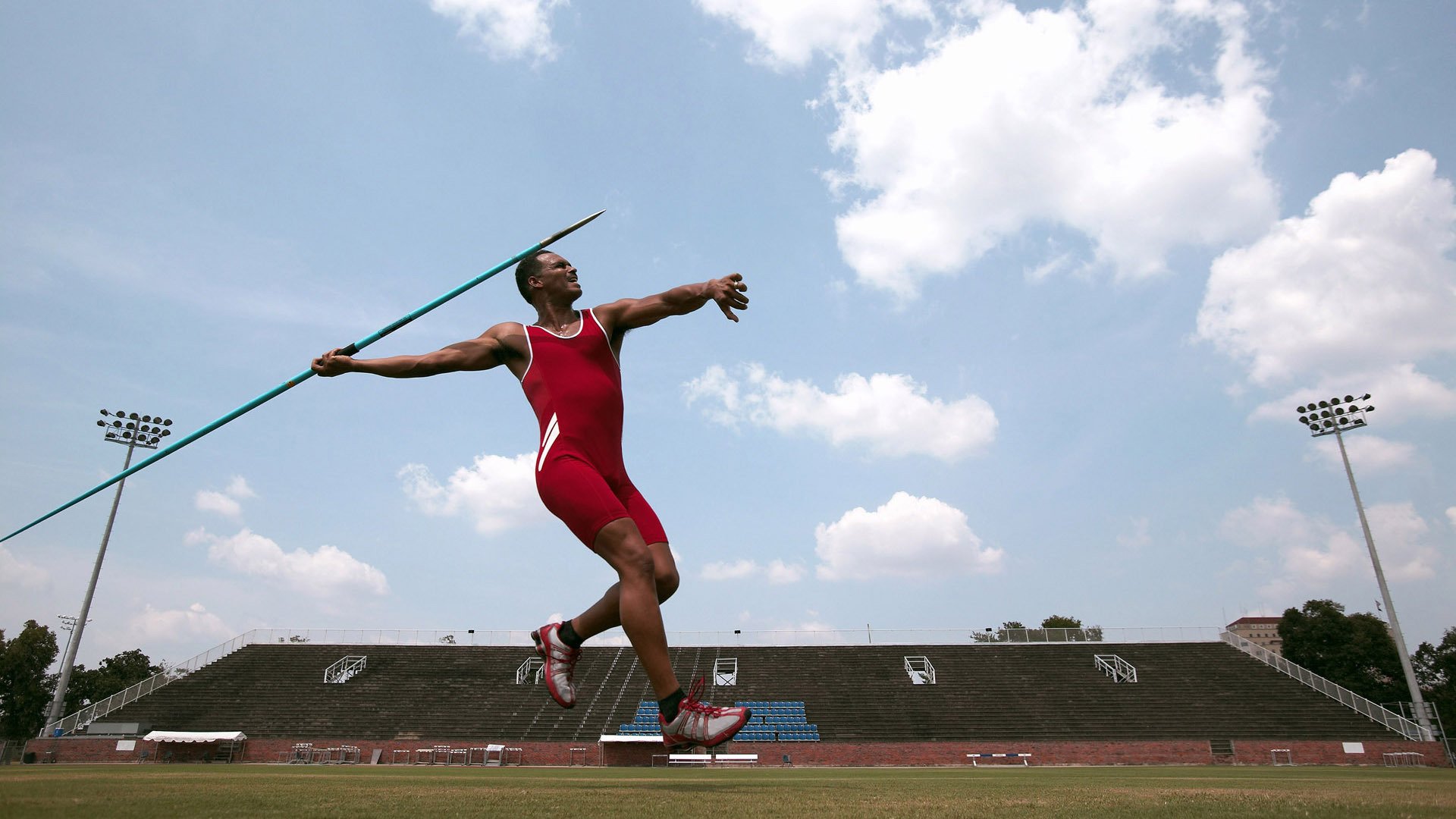街道赛的轰鸣与足球的欢呼，英格兰在F1焦点战中超车巴拉圭